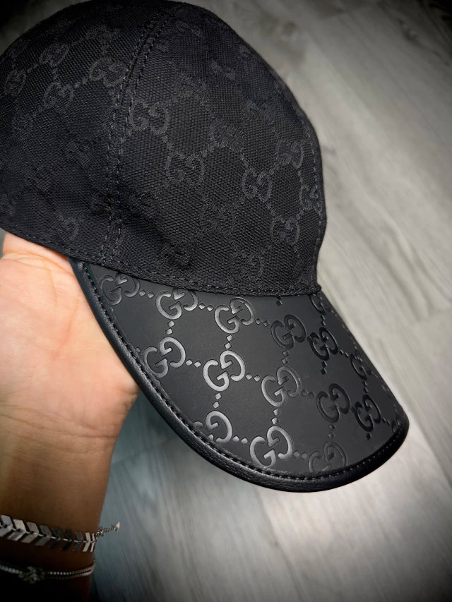 Boné Gucci Monogramado | Aba de couro - Preto