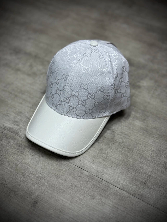 Boné Gucci Monogramado | Aba de couro - Branco