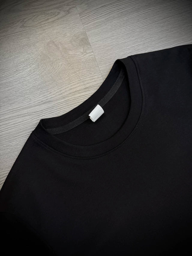 Camiseta Modelo ZARA - Preta