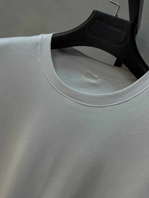 Camiseta Modelo ZARA - Branca