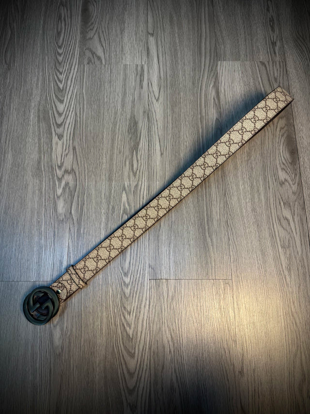 Cinto de couro GUCCI | Logo GG Preta • Estampa monograma - BEGE